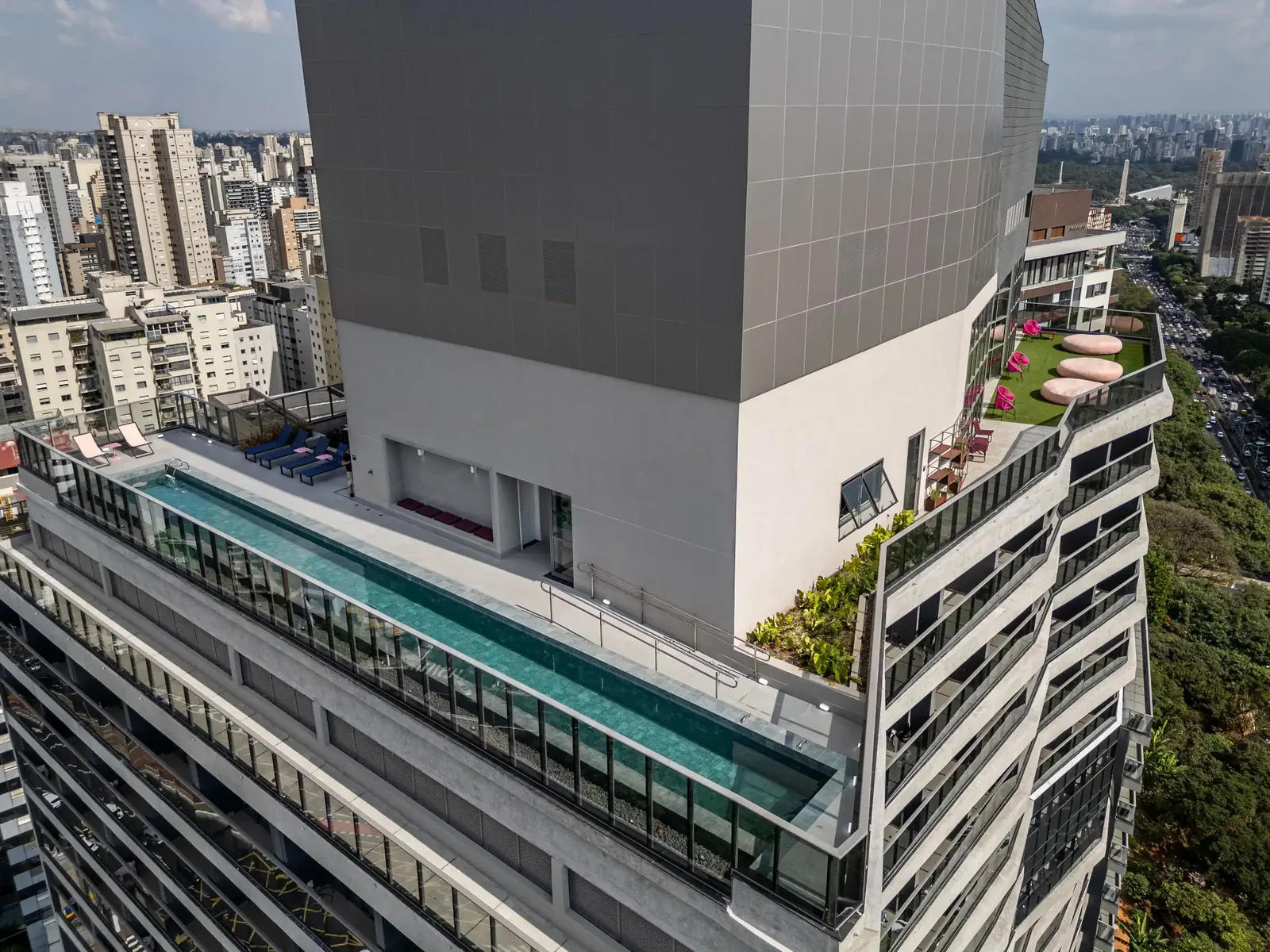 25m infinity-edge lap pool on the rooftop of ON Paulista