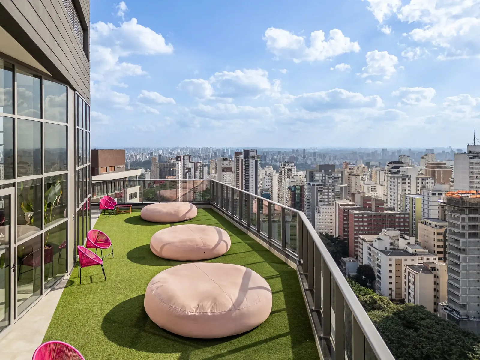 Rooftop lawn with panoramic view of São Paulo